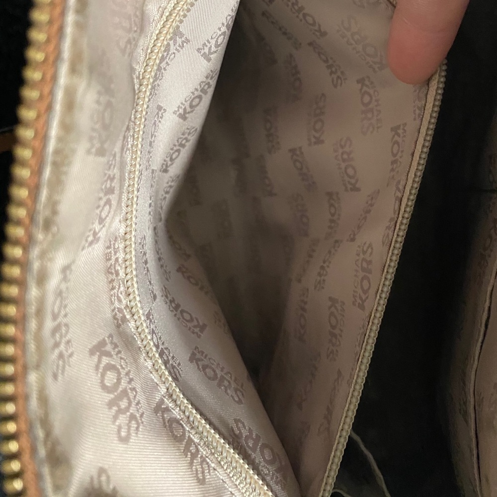 ‼️Last Chance: Donating
Michael Kors Tan Shoulder Bag - Picture 7 of 16